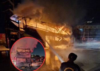 ไฟไหม้รถบัส 2 ชั้นรับส่งพนักงานวอด คนขับ–ลูกน้องหนีตายระทึก เร่งสอบสาเหตุ