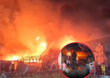 ด่วน! ไฟไหม้โรงงาน ซอยบางกระดี่ 43 พื้นที่ กรุงเทพมหานคร เจ้าหน้าที่ระดมกำลังรถดับเพลิง เร่งควบคุมเพลิง