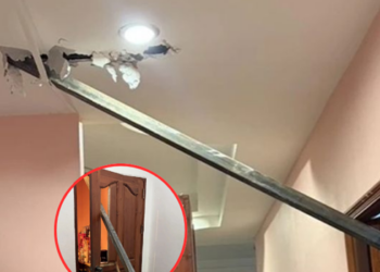 เครนอีกแล้ว!! เหล็กเส้นยักษ์ร่วงจากเครน ทะลุหลังคาบ้าน ชาวบ้านผวาหนัก มีทั้งเด็กเล็ก–ผู้ป่วยติดเตียง