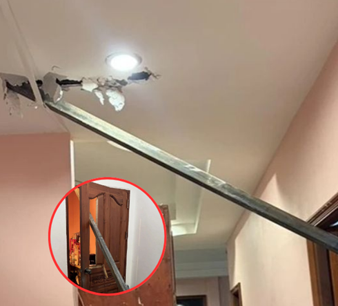 เครนอีกแล้ว!! เหล็กเส้นยักษ์ร่วงจากเครน ทะลุหลังคาบ้าน ชาวบ้านผวาหนัก มีทั้งเด็กเล็ก–ผู้ป่วยติดเตียง