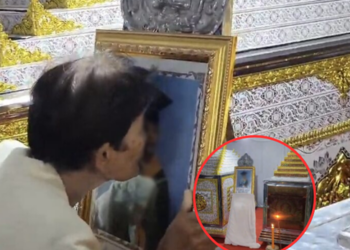 สุดสะเทือนใจ! แม่รับร่างลูกชาย–ลูกสะใภ้–หลาน เหยื่อเครนถล่มทับรถไฟ ร่ำไห้จูบรูปถ่ายหน้าโลง