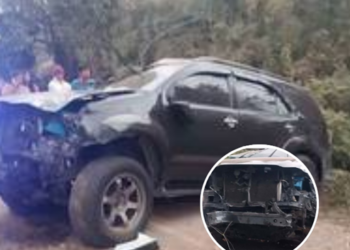 รถยนต์พุ่งชนต้นไม้ ดับ 3 ราย (ไทย 1–จีน 2) พบโทรศัพท์ 23 เครื่องในรถ ตำรวจเร่งตรวจสอบทะเบียนและข้อมูล