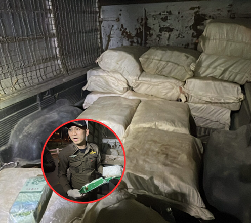 ระทึกกลางดึก! ไล่ล่ากระบะตู้ทึบ ขนยาไอซ์ 15 กระสอบ ซิ่งแหกด่าน ก่อนทิ้งรถหนีซ่อนป่าหญ้า