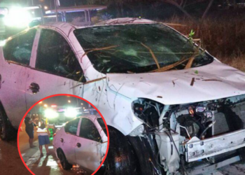 ทหารหนุ่มขับเก๋งกลับค่าย เสียหลักกลางทาง รถพลิกหงายท้องจมบ่อน้ำมิดคัน ชาวบ้านกู้ภัยโดดช่วยทุบกระจกงัดรถลากร่างรอดหวุดหวิด