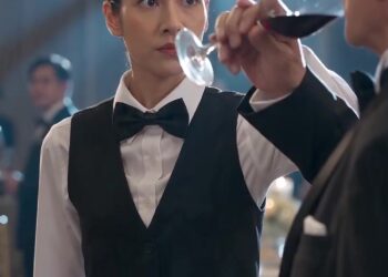 [ครบชุด] พนักงานเสิร์ฟสาวใจกล้าห้ามเศรษฐีผู้เป็นประมุขของครอบครัวไม่ให้ดื่มไวน์ที่มียาพิษ