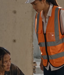 [ครบชุด] โดนสาดน้ำใส่หัว คนงานสาวเช็ดหน้าอย่างใจเย็น ก่อนพลิกสถานการณ์ชวนอึ้ง!