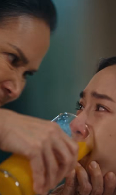 [ครบชุด] กรอกน้ำส้มคว่ำวีลแชร์สะใภ้ท้อง ลูกชายพังประตูกระจกบุกช่วยทำเอาแม่ช็อกค้าง!