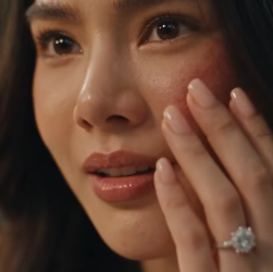 [ครบชุด] อวดแหวนเพชร “ผัวพี่รักฉัน!” โดนเมียหลวงฟาดแฟ้มอายัดทรัพย์ ผัววิ่งมาเห็นถึงกับทำกุญแจรถร่วงช็อกค้าง!